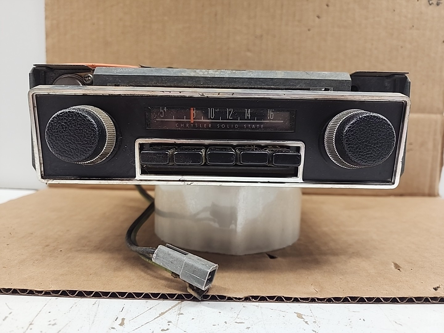1970-72 DODGE DART DUSTER PLYMOUTH CHRYSLER VALIANT AM RADIO 2884 750 WORKING
